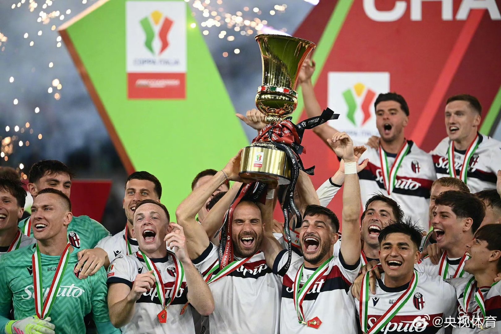 意大利球队夺得胜利，士气高昂