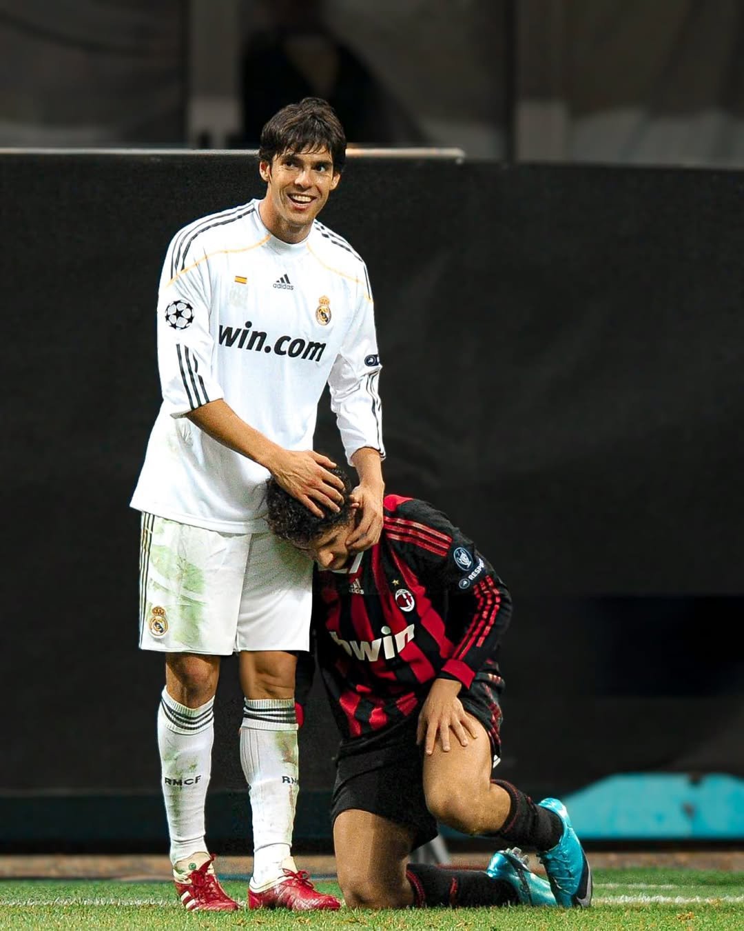 足球明星们在欧冠比赛中表现出色