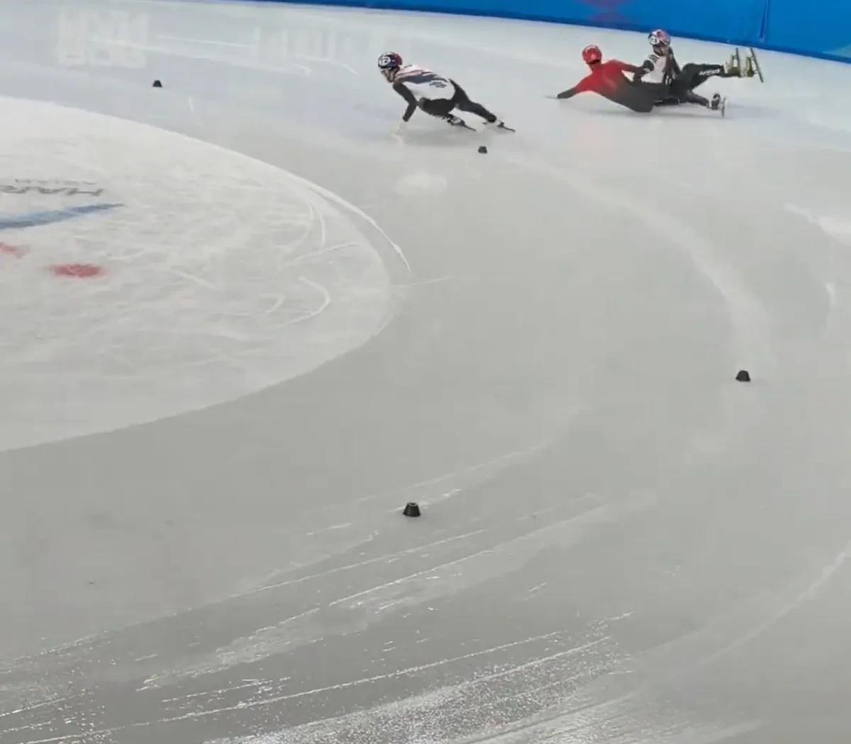 速度滑冰选手意外受伤，震惊队伍成员