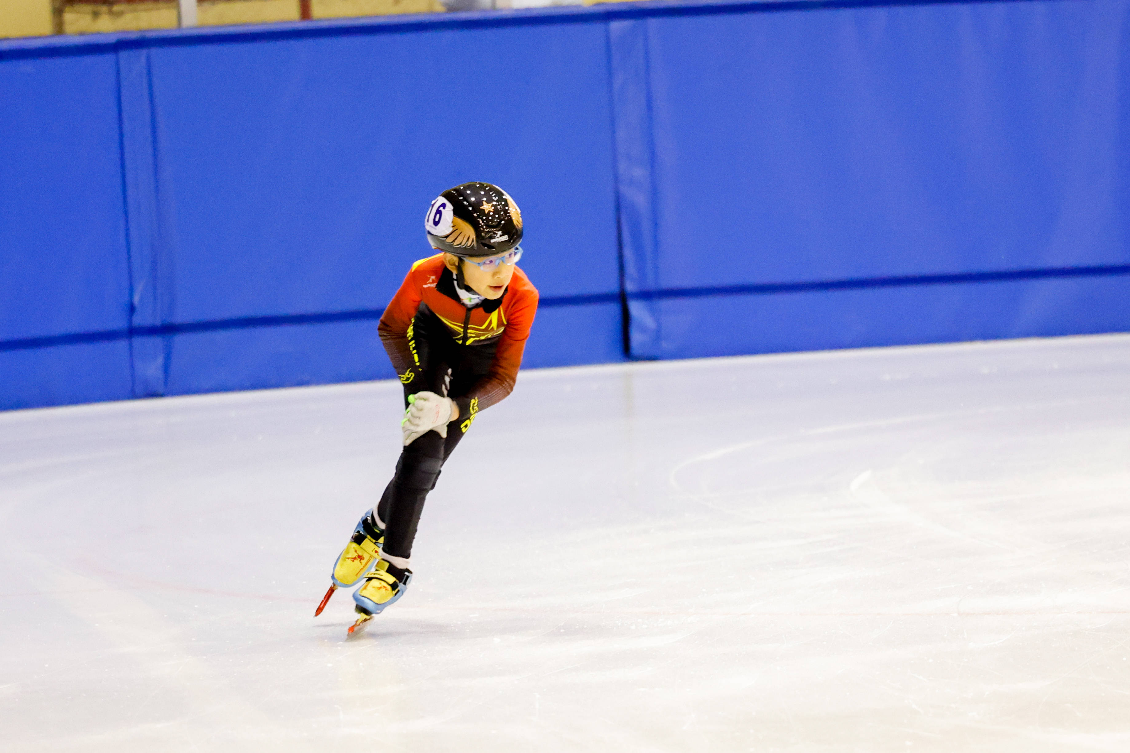 短道速滑选手气势如虹，速度惊人