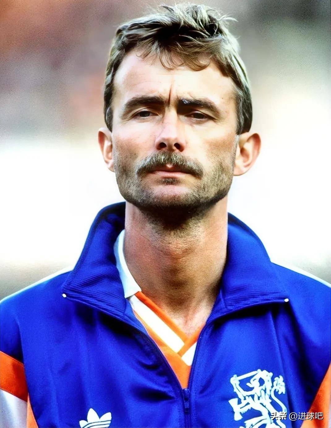 包含荷兰国家队坚韧拼搏，成功晋级下一轮的词条