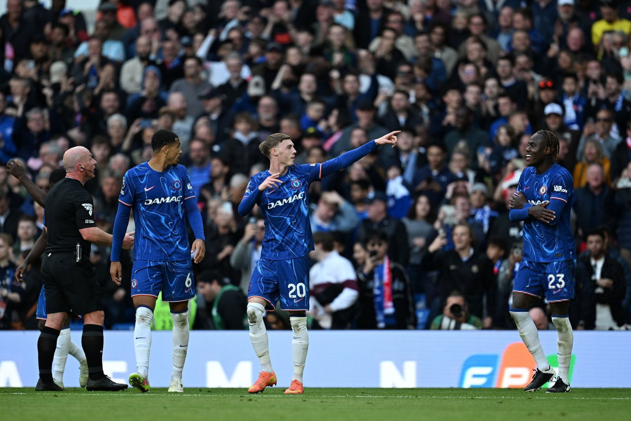 切尔西全队状态低迷,球迷担忧未来 切尔西全队状态低迷,球迷担忧未来