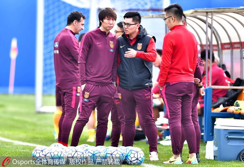 关于中国足球队备战世预赛，主教练李铁呼吁全队发扬斗志。的信息